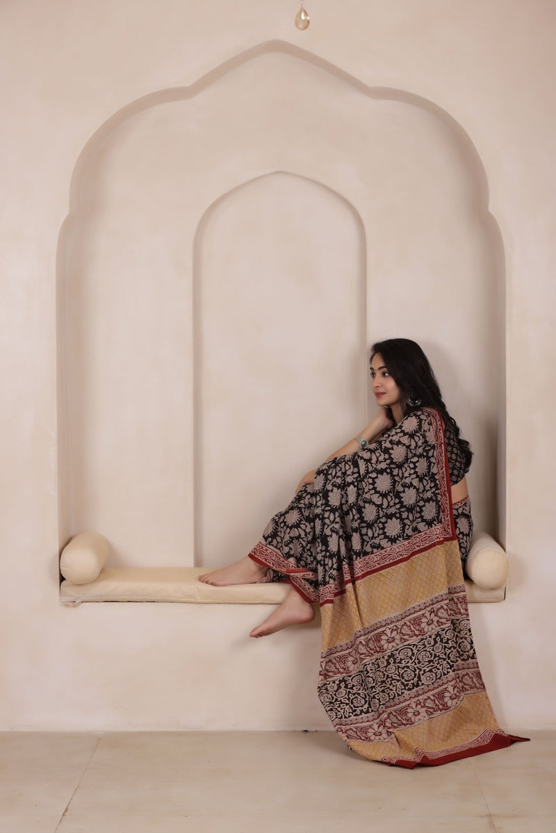 SOFT MUL MUL COTTON SAREE IN BLACK WITH RED CONTRAST HIGHLIGHTS