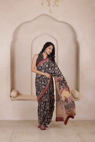 SOFT MUL MUL COTTON SAREE IN BLACK WITH RED CONTRAST HIGHLIGHTS