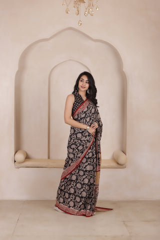 SOFT MUL MUL COTTON SAREE IN BLACK WITH RED CONTRAST HIGHLIGHTS