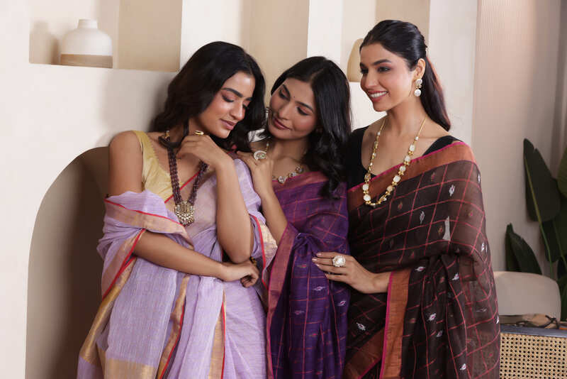 CLASSIC VIOLET GRACE LINEN CHECKS SAREE WITH WOVEN BUTTAS