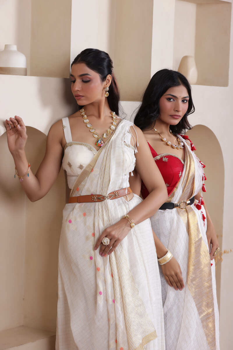 ELEGANT WHITE LINEN COTTON GRID SAREE WITH SUBTLE HANDWOVEN FINISH